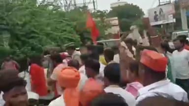 मुरादाबाद: हरिहर मंदिर में जलाभिषेक करने को लेकर शिवसैनिकों ने रेलवे स्टेशन पर सिटी मजिस्ट्रेट को दिया ज्ञापन