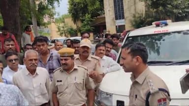 बूंदी: बूंदी जिले के तालेड़ा के  सी आई को सस्पेंड करने की मांग को लेकर समाज के लोगों ने किया विरोध प्रदर्शन