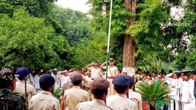 तुरकौलिया: प्रखंड क्षेत्र में सरकारी व गैर सरकारी संस्थाओं में गणमान्य लोगों की उपस्थित में शान से फहराया गया तिरंगा