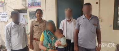 एत्मादपुर: एक लापता बच्ची को थाना खंदौली पुलिस टीम ने अथक प्रयासों से बरामद कर परिजनों को सकुशल सौंपा