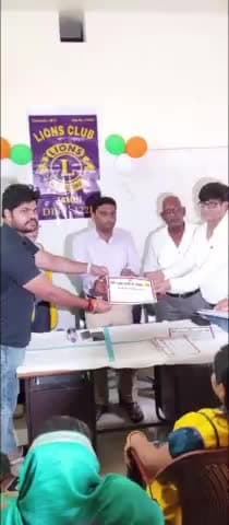 जमुई: ज़िला अधिकारी अवनीश कुमार सिंह ने सदर अस्पताल में रक्तदान शिविर में रक्तदान करने वालों को दिया प्रमाण पत्र