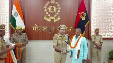 गोरखपुर: एसएसपी गोरखपुर ने पुलिस लाइन में स्वतंत्रता संग्राम सेनानियों व शहीद जवानों के परिजनों को किया सम्मानित