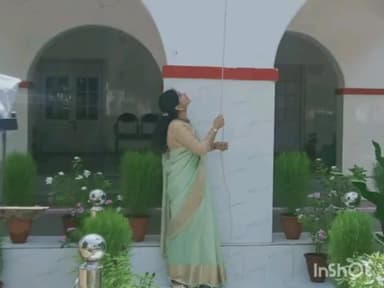 आगरा: मंडलायुक्त रितु माहेश्वरी ने कमिश्नरी प्रांगण में सभी अधिकारियों व कर्मचारियों की उपस्थिति में किया ध्वजारोहण