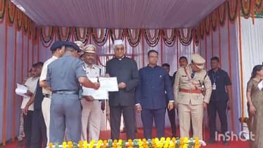 अंबिकापुर: उप मुख्यमंत्री टीएस सिंह देव ने पुलिस लाइन ग्राउंड में पुलिस कर्मचारियों सहित अन्य को दीया प्रशस्ति पत्र