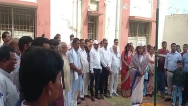 कटकमदाग: कटकमदाग प्रखंड कार्यालय में प्रमुख व थाना में थाना प्रभारी ने किया झंडोत्तोलन