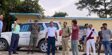 गोपालगंज: गंडक नदी का जलस्तर बढ़ने को लेकर जिलाधिकारी व पुलिस अधीक्षक ने भैसही बांध का किया निरीक्षण