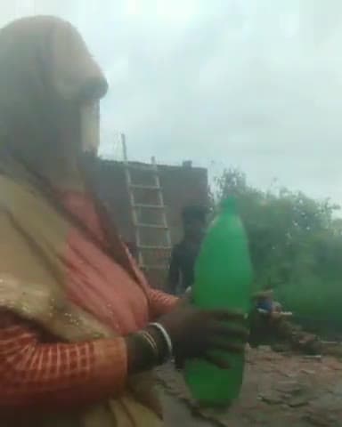 हसनपुर: गंगा चोली में महिला द्वारा अवैध कच्ची शराब बेचने का वीडियो सोशल मीडिया पर हुआ वायरल