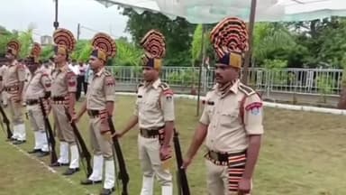 रतलाम नगर: रतलाम एसपी और राहुल अरोड़ा ने एसपी कार्यालय में किया झंडा वंदन एसपी राकेश काका व अधिकारी रहे मौजूद दिया संदेश