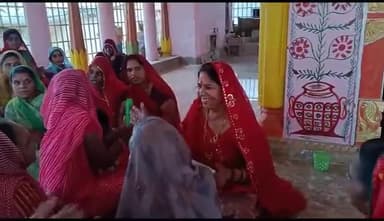 आज इटावा में बड़े मंदिर पर व बोरदा के मंदिर मे सावन के महीने में महिलाओं के साथ भजन कीर्तन में भाग लिया।