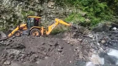 घाट: नंदा ब्लॉक के अभी भी चार सड़क मार्ग अवरूद्ध लोगो को हो रही आवाजाही काफी दिक्कतें