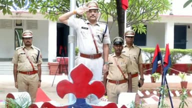 चित्तौड़गढ़: पुलिस लाइन में पुलिस अधीक्षक राजन दुष्यंत ने ध्वजारोहण कर परेड की ली सलामी और जवानों को वितरित की मिठाई