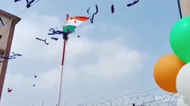 रामगढ़ चौक: रामगढ़ चौक थाना परिसर में थाना अध्यक्ष बृजेश कुमार दुबे के द्वारा बड़े धूमधाम से मनाया गया स्वतंत्रता दिवस