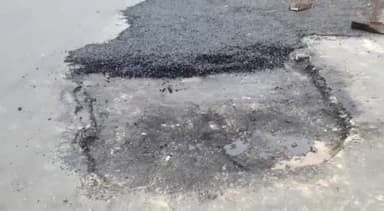 बक्सर: गंगा पुल में हुए गड्ढों, तथा सारीमपुर इलाके में मिट्टी बहने से होने वाली परेशानी को लेकर राजद नेता ने उठाई आवाज