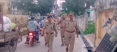 धामपुर: धामपुर कस्बे मे एसपी पूर्वी ने पुलिसबल के साथ पैदल मार्च निकालकर आमजन को दिलाया सुरक्षा का एहसास।