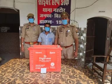 धामपुर: नहटौर पुलिस ने चोरी के सामान के साथ सदरूदीननगर निवासी एजाज नाम के शातिर चोर को किया गिरफ्तार।