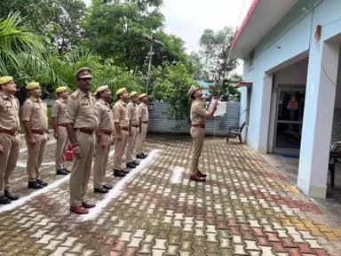 धामपुर: अफजलगढ़ CO ने अपने कार्यालय मे ध्वजारोहण कर पुलिसकर्मियों को दिलाई शपथ।