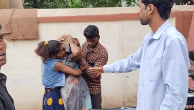 सिंगरौली: चितरंगी तहसील के सामने एक बाइक सवार अनियंत्रित होकर सड़क किनारे टीन की दुकान से टकराया, एक महिला गंभीर रूप से हुई घायल