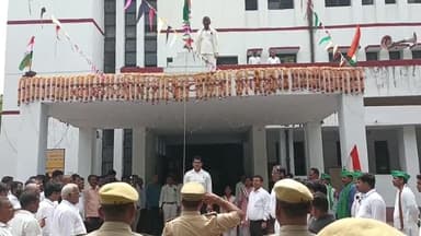 मोठ: तहसील परिसर मोंठ में उप जिलाधिकारी ने धूमधाम से फहराया तिरंगा