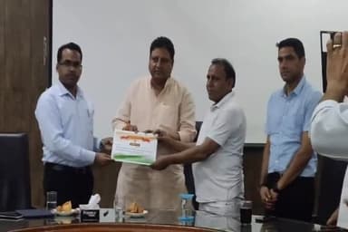 गंगानगर: जिला परिषद सभागार में जिला प्रमुख व सीईओ ने ग्रामीण विकास में उत्कृष्ट कार्य करने वाले लोगों को किया सम्मानित