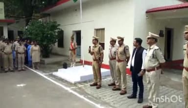 टीकमगढ़: टीकमगढ़ पुलिस अधीक्षक कार्यालय में पुलिस अधीक्षक रोहित ने किया ध्वजारोहण