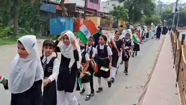 मुरादाबाद: स्वतंत्रता  दिवस के मौके पर करुले में स्कूली बच्चों ने तिरंगा रैली निकालकर लगाएं हिंदुस्तान जिंदाबाद के नारे