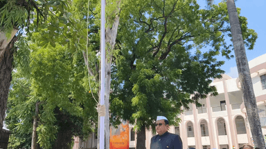 आरा: भोजपुर डीएम कार्यालय में जिलाधिकारी राजकुमार द्वारा झंडा तोलन किया गया