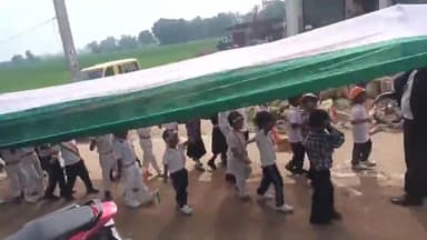 देेेवरिया: रैश्री चौराहे पर छात्रों ने 108 मीटर लंबे तिरंगे के साथ निकाली यात्रा