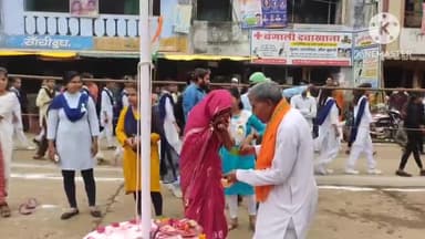 बड़ौद: स्वतंत्रता दिवस के अवसर पर गांधी चौक में नगर परिषद अध्यक्ष मंजू लववंशी द्वारा किया गया झंडा वंदन नगर के गणमान्य नागरिक र