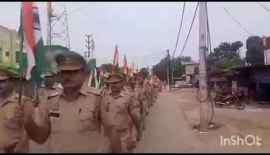 बाह: बाह पुलिस ने स्वतंत्रता दिवस को लेकर राष्ट्रीय झंडे के साथ निकाला फ्लैग मार्च