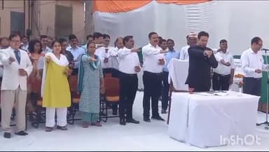 आगरा: आगरा जिला मुख्यालय में स्वतंत्रता दिवस समारोह के दौरान जिलाधिकारी नवनीत सिंह चहल ने किया ध्वजारोहण