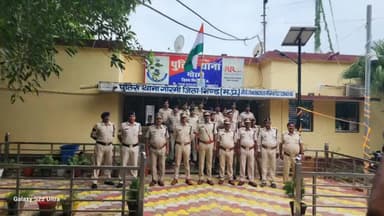 गोरमी: गोरमी थाना परिसर में बड़ी धूमधाम से मनाया गया 77 वां स्वतंत्रता दिवस, एक दूसरे को गले लगाकर दी बधाई