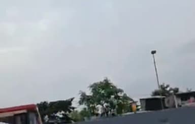 पूर्व द्रुतगती मार्गावर रमाबाई नगर येथे धावत्या कारला आग, सुदैवाने कोणतीही जीवितहानी नाही