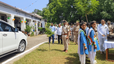 आरा: भोजपुर एसपी कार्यालय में एसपी द्वारा झंडा तोलन किया गया, मौके पर जिलाधिकारी एवं अन्य पदाधिकारी मौजूद