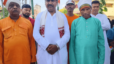 आरा: सनादिया के मुखिया हरेंद्र प्रसाद द्वारा स्वतंत्रता दिवस पर झंडा तोलन किया गया और बच्चों में मिठाई और कलम बांटा