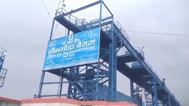 हरिद्वार: पहाड़ों में हो रही लगातार बारिश के कारण भी घोड़ा बैराज पर गंगा नदी खतरे के निशान पर बह रही