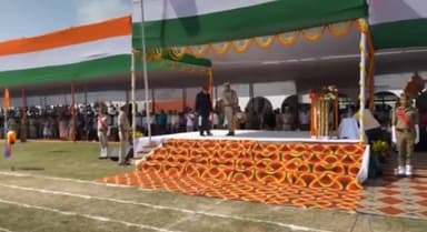 सिंगरौली: राजमाता चुनकुमारी स्टेडियम में कलेक्टर ने फहराया तिरंगा मुख्यमंत्री संदेश सुनाकर परेड ग्राउंड का किया निरीक्षण