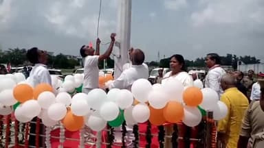 इटावा: नुमाइश के शहीद स्तंभ पर राज्यमंत्री अजीत पाल सिंह ने स्वतंत्रता दिवस पर किया ध्वजारोहण, विधायक भी रहीं मौजूद