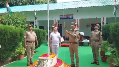 इटावा: पुलिस लाइन में एसएसपी संजय कुमार ने स्वतंत्रता दिवस के मौके पर ध्वजारोहण किया