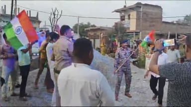 भिंड नगर: तिरंगा लेकर देश भक्ति में नाचते झूमते हुए भिंड नगर में थाना प्रभारी आए नजर, वीडियो हुआ वायरल