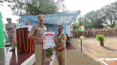 आगरा: स्वतंत्रता दिवस के अवसर पर जीआरपी पुलिस लाइन में पुलिस अधीक्षक रेलवे आदित्य लांग्हे ने किया ध्वजारोहण