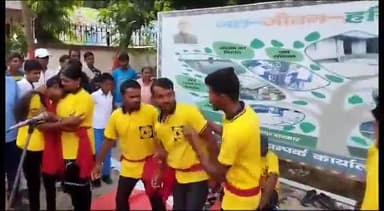 बेगूसराय: समाहरणालय परिसर में कला-जत्था की टीम ने नशा-मुक्ति को लेकर किया नुक्कड़ नाटक