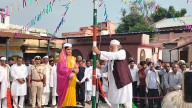 साहेबगंज: साहेबगंज प्रखंड मुख्यालय में प्रखंड प्रमुख पूजा सिंह ने किया ध्वजारोहण,बीडीओ,सीओ समेत अन्य लोग रहे शामिल।