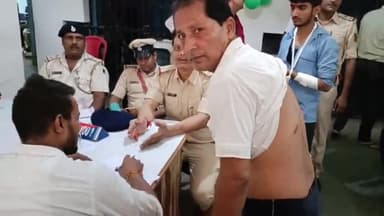 गोपालगंज: मशानथाना गांव में भूमि विवाद को लेकर हुई मारपीट की घटना में अधेड़ पर चाकू से हमला, घायल का पुलिस में बयान किया दर्ज।