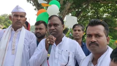 परहम पंचायत के ग्राम कचहरी में सभी सदस्य मिलकर   झंडा तोलन की है