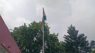 गोरखपुर: सिविल लाइन स्थित एडीजी कार्यालय पर एडिशनल एसपी ने किया ध्वजारोहण, दिलाई शपथ