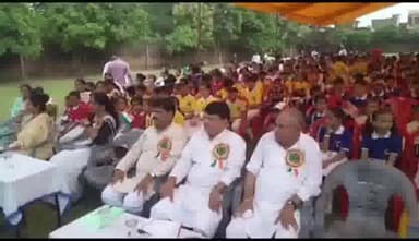 बिलारी: नई एवं बाल कल्याण समिति के अध्यक्ष मुकुल अग्रवाल ने बिलारी स्थित एसबीएस स्कूल में मनाया आजादी का जशन।