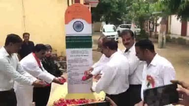 बिलारी: खंड विकास अधिकारी भवानी प्रसाद और ब्लॉक प्रमुख नगमा जिलानी ने कुंदरकी शहीद स्तंभ पर किए पुष्प अर्पित।