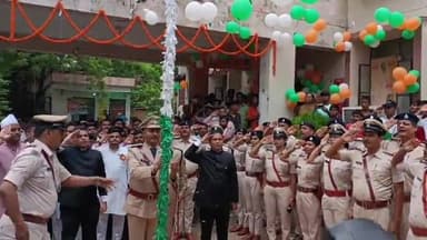 गोपालगंज: नगर थाने में प्रशांत कुमार राय व महिला थाने में थाना प्रभारी आफसा प्रवीन ने स्वतंत्रता दिवस के मौके पर किया ध्वजारोहण।