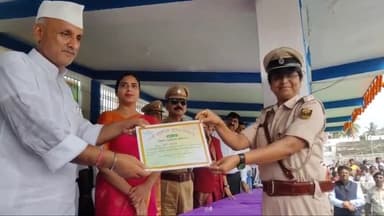 अररिया: सुभाष स्टेडियम में प्रभारी मंत्री ने जिले के विभिन्न विभाग के अधिकारियों को उत्कृष्ट कार्य करने के लिए किया सम्मानित