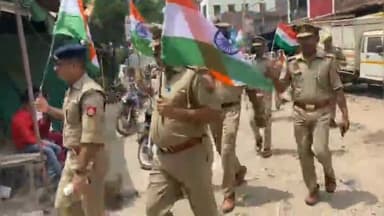 अतर्रा: क्षेत्राधिकारी अतर्रा के नेतृत्व ने अतर्रा थाना पुलिस के द्वारा अतर्रा नगर में धूमधाम से निकली गई तिरंगा यात्रा।